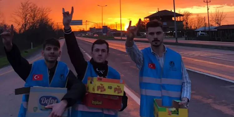 Trafikte kalan sürücülere iftariyelik dağıttılar