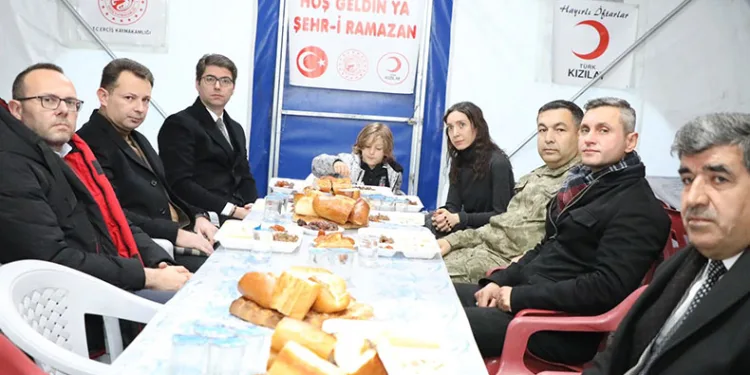 Erciş’te iftar çadırına yoğun ilgi