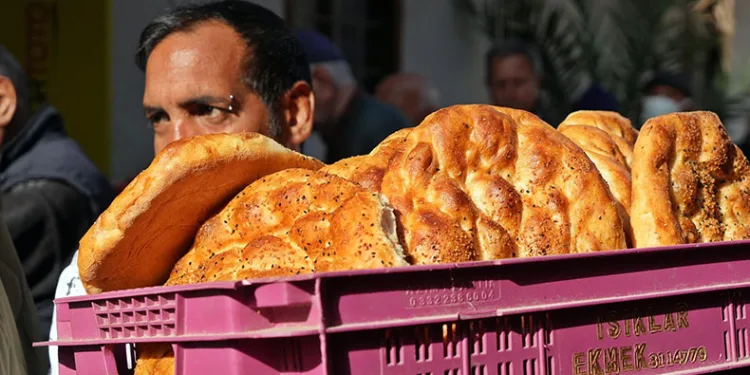 Gizli hayırseverden gelen ücretsiz pide kuyruğu