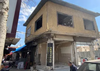 Kolonları kırılan yapı vatandaşları korkutuyor
