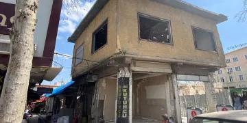 Kolonları kırılan yapı vatandaşları korkutuyor