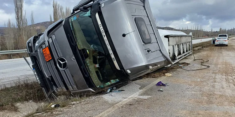 Çorum’da akaryakıt yüklü tanker devrildi