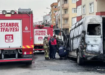 Ataşehir’de vatandaşlar kaputu açtı, aracı alevler sardı