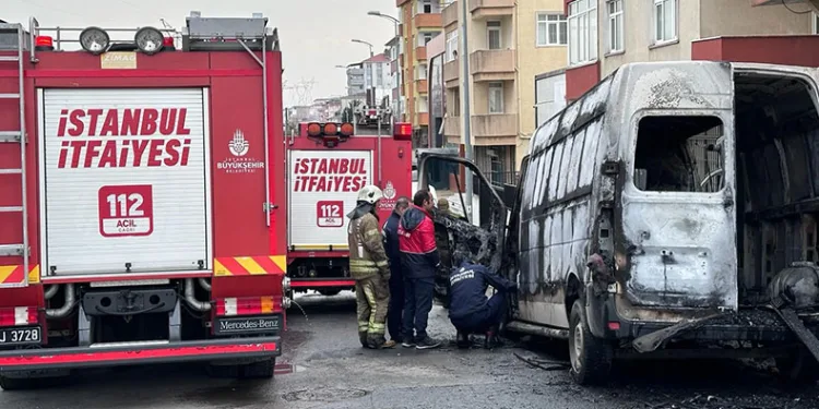 Ataşehir’de vatandaşlar kaputu açtı, aracı alevler sardı