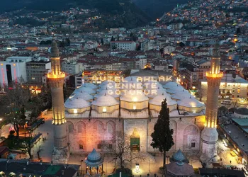 Ulu Cami’nin mahyası asıldı