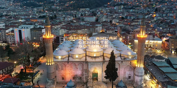 Ulu Cami’nin mahyası asıldı