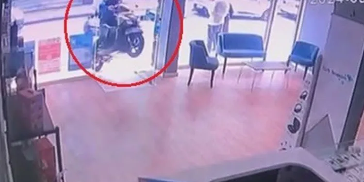 Elini gaz pedalında unuttu, dükkana daldı