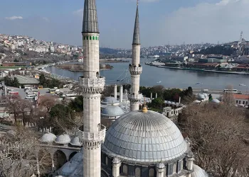 Ramazan ayının simgesi mahyalar asıldı