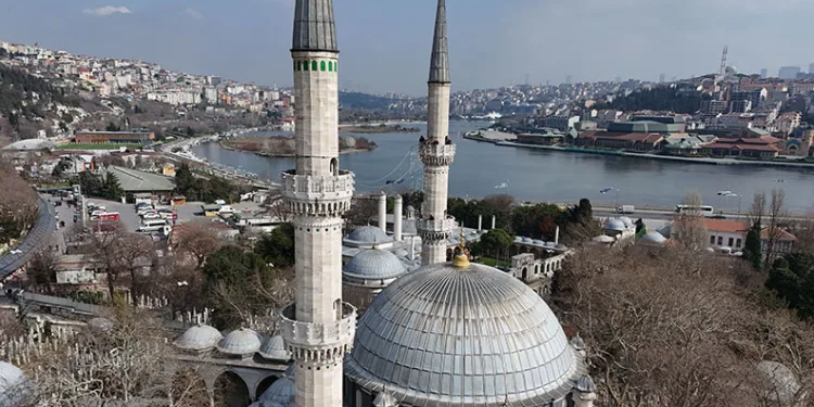 Ramazan ayının simgesi mahyalar asıldı