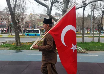 Türk bayrağıyla Çanakkale’ye yürüyor