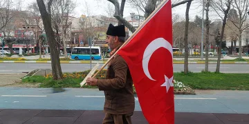 Türk bayrağıyla Çanakkale’ye yürüyor