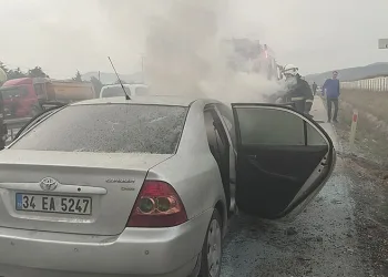Bursa’da seyir halindeki otomobil alev alev yandı