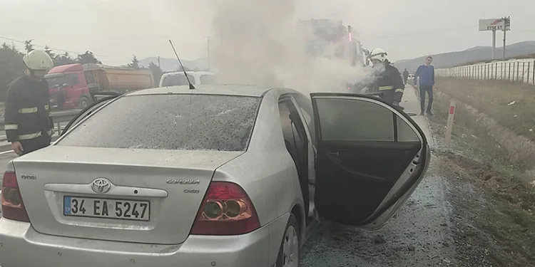 Bursa’da seyir halindeki otomobil alev alev yandı