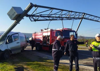 Kontrolden çıkan işçi servisi direğe çarptı: 16 yaralı