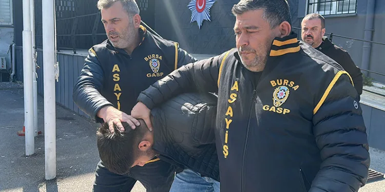 Bursa’da sanal bahis borcu soyguncuları tutuklandı