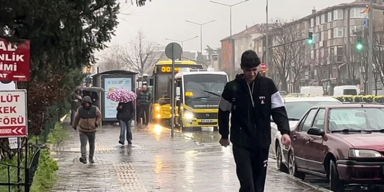 Bursa’da şiddetli yağmur hayatı olumsuz etkiledi