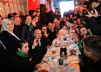 Alinur Aktaş Abdal’da gençlerle sahur yaptı