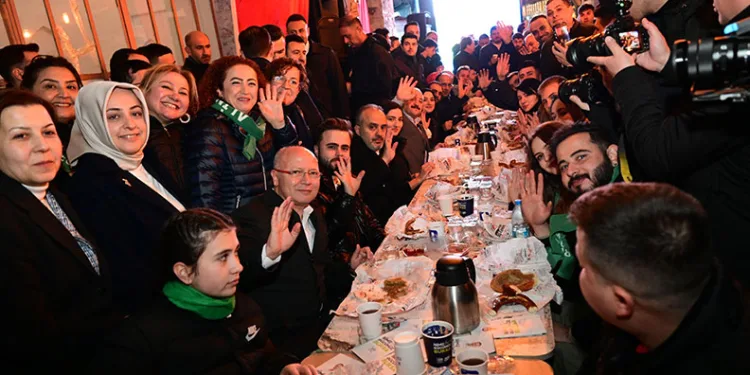 Alinur Aktaş Abdal’da gençlerle sahur yaptı