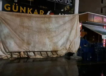 İki araca çarpan panelvan, iş yerine girerek durabildi