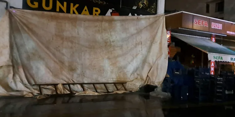 İki araca çarpan panelvan, iş yerine girerek durabildi