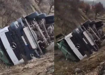 Elazığ’da yol çöktü, beton mikseri yan yattı