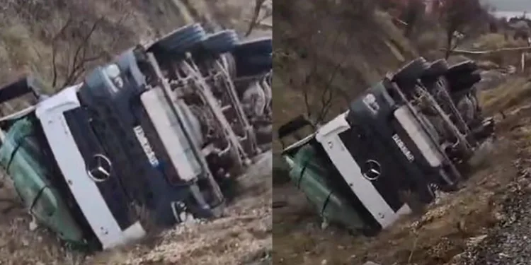 Elazığ’da yol çöktü, beton mikseri yan yattı