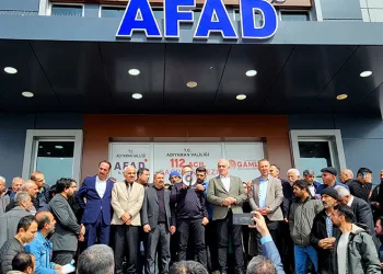 Hak sahipliği için uzun kuyruklar oluştu