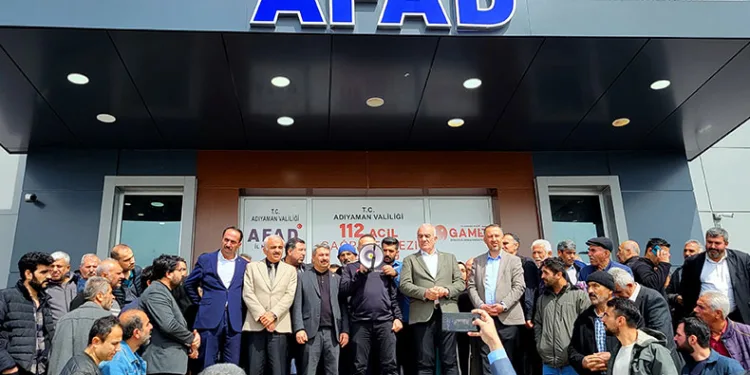 Hak sahipliği için uzun kuyruklar oluştu