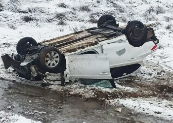 Ahlat’ta otomobil takla attı: 1 yaralı