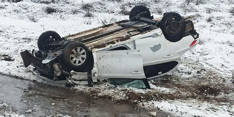 Ahlat’ta otomobil takla attı: 1 yaralı