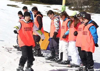 Uludağ’da kayak yapmayı öğreniyorlar
