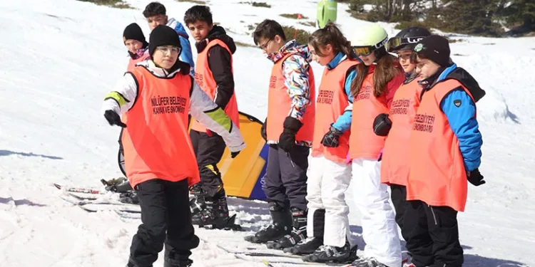 Uludağ’da kayak yapmayı öğreniyorlar