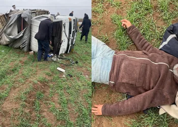 Hurda yüklü kamyonet devrildi, 2 kişi yaralandı