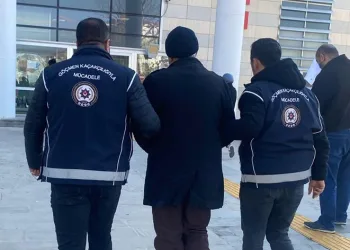 Yakalanan göçmen kaçakçısı tutuklandı