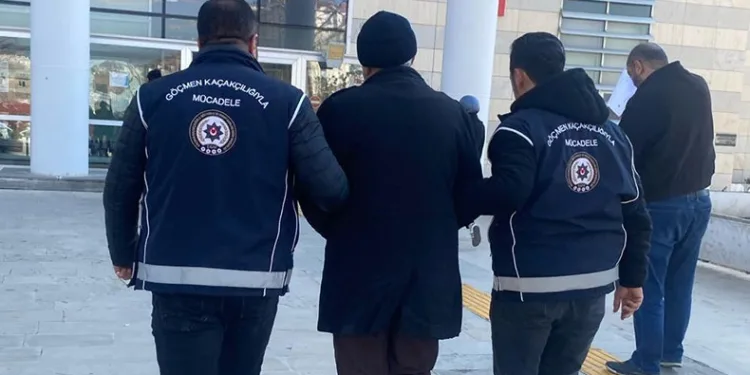 Yakalanan göçmen kaçakçısı tutuklandı