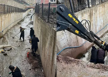 Şemdinli’de dere temizleme çalışması