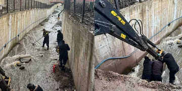 Şemdinli’de dere temizleme çalışması