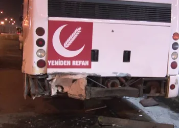 Alkollü sürücünün kullandığı otomobil 2 araca çarptı