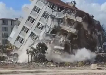 Halatla çekilen bina domino taşı gibi devrildi