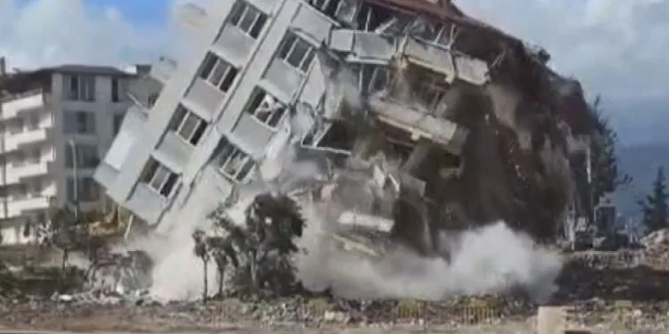 Halatla çekilen bina domino taşı gibi devrildi