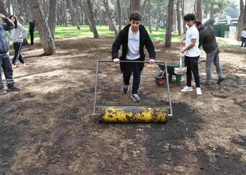 Konyaaltı’nda öğrenciler HayatPark’ı çimlendirdi