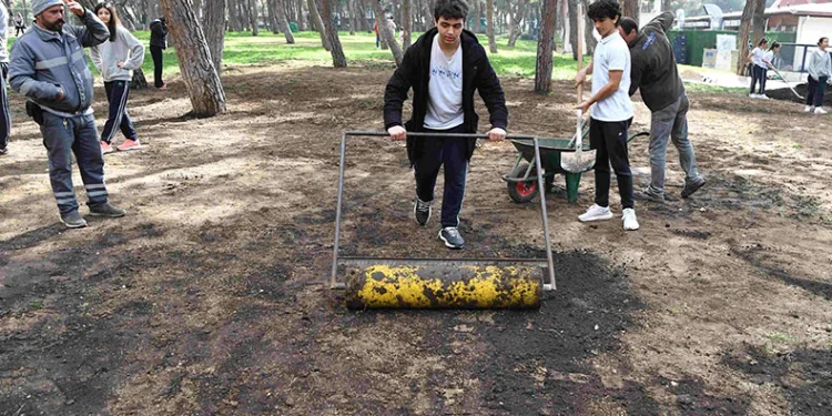 Konyaaltı’nda öğrenciler HayatPark’ı çimlendirdi