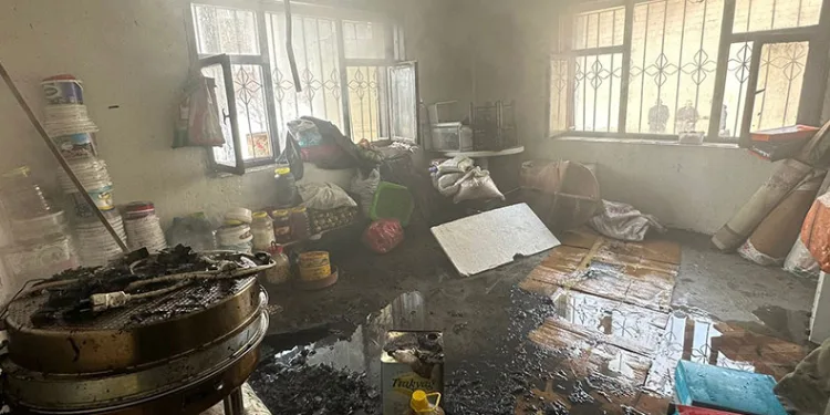 Çıkan yangında ev kullanılamaz hale geldi