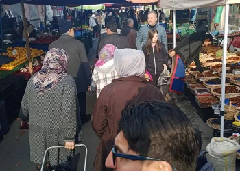 Semt pazarlarında Ramazan yoğunluğu