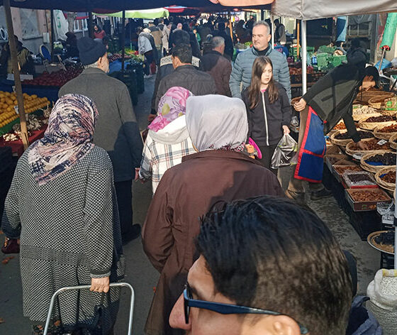 Semt pazarlarında Ramazan yoğunluğu