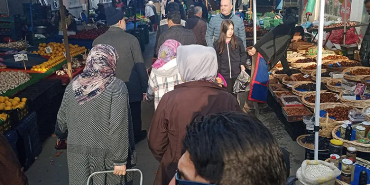 Semt pazarlarında Ramazan yoğunluğu