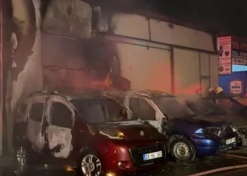 Oto tamircide çıkan yangın 4 araca sıçradı