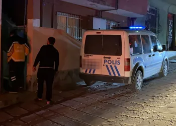 Uyuyakalan karısını balkondan girerek uyandırdı