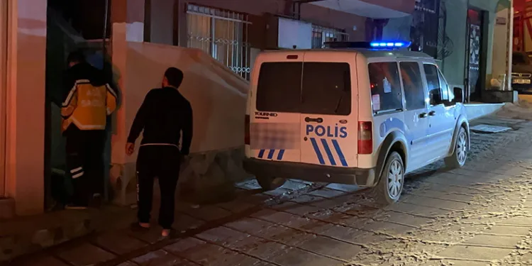 Uyuyakalan karısını balkondan girerek uyandırdı