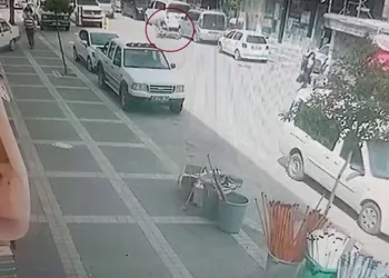 Elektrikli scooterin yayaya çarptığı anlar kamerada